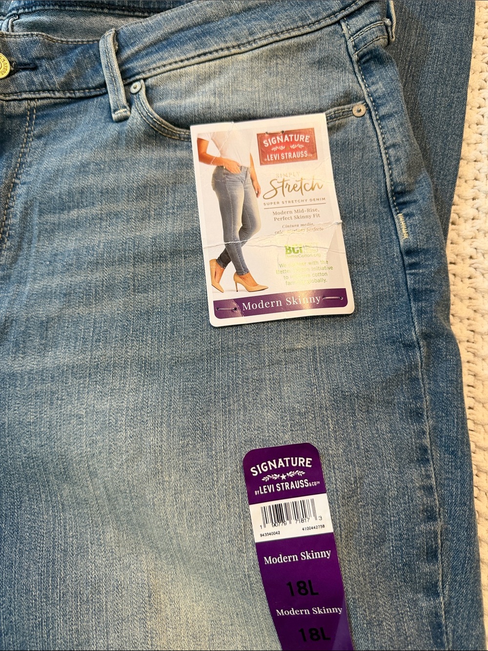 Signature by Levi Strauss Light Blue Modern Skinny Jeans Woman’s 18L
